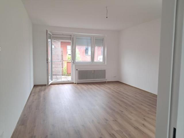 Dr.Schauerstr.6a, DG: WG geeignete, zentral gelegene, renovierte 3 Zimmerwohnung mit großem Balkon, separater, unmöblierter Küche, ca.100m2 WNFL, 4.Liftstock, Parkplatz!