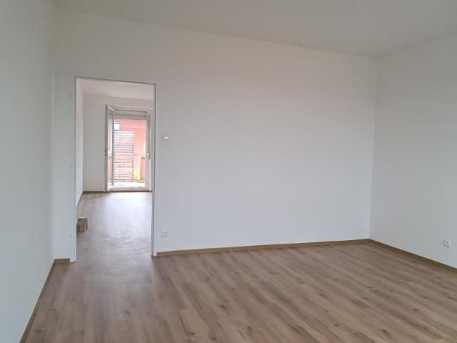 Dr.Schauerstr.6a, DG: WG geeignete, zentral gelegene, renovierte 3 Zimmerwohnung mit großem Balkon, separater, unmöblierter Küche, ca.100m2 WNFL, 4.Liftstock, Parkplatz!