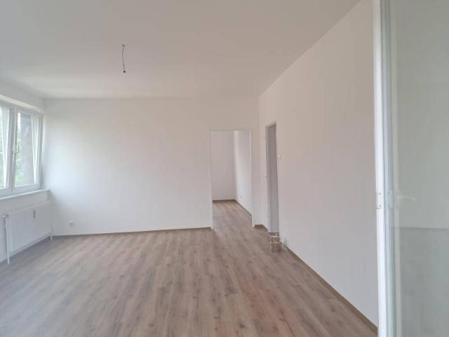 Dr.Schauerstr.6a, DG: WG geeignete, zentral gelegene, renovierte 3 Zimmerwohnung mit großem Balkon, separater, unmöblierter Küche, ca.100m2 WNFL, 4.Liftstock, Parkplatz!