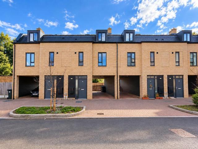 Drovers Place, Huntingdon PE29 3 bed terraced house to rent £1,400 pcm £323 pw