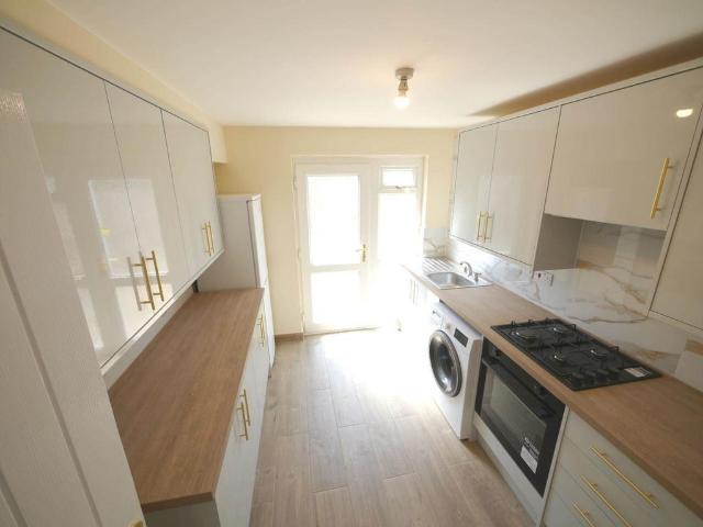 Drovers Way, Hatfield, AL10 3 bed end of terrace house to rent £1,900 pcm £438 pw