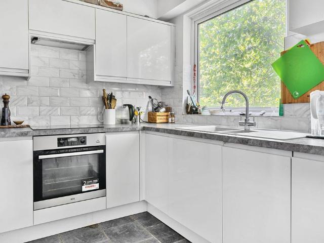 Droitwich Close, Sydenham Hill. 3 bed flat to rent £2,400 pcm £554 pw