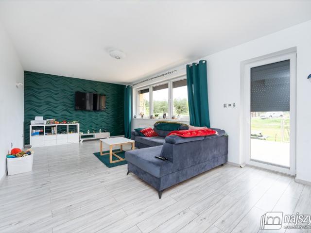 Dom 220m2 z panelami fotowoltaicznymi i garażem