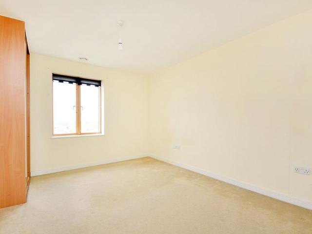 Drayton Green Road, West Ealing. 2 bed flat to rent £2,350 pcm £542 pw