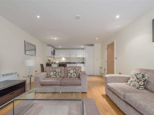 Drayton Park, Highbury, London, N5 2 bed apartment to rent £2,800 pcm £646 pw