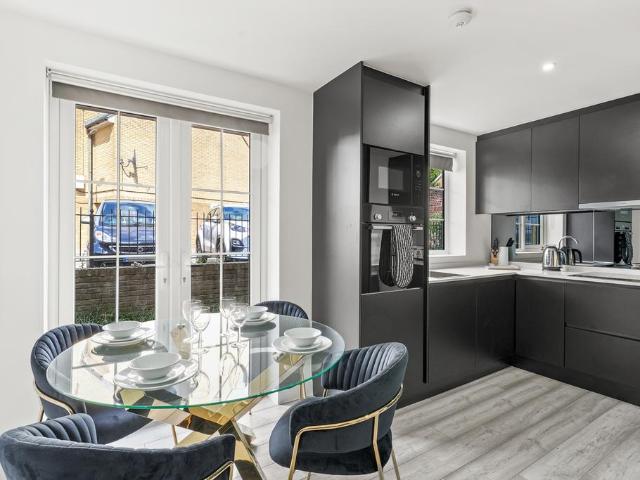 Drake Avenue, Staines upon Thames TW18 1 bed apartment to rent £3,200 pcm £738 pw