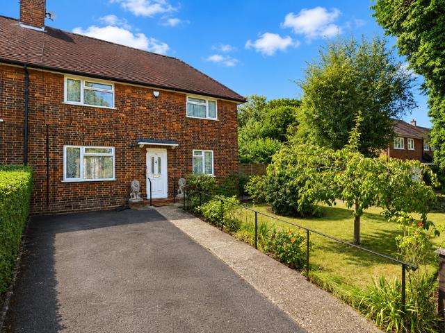 Drakes Drive, Hertfordshire AL1 3 bed semi detached house to rent £2,500 pcm £577 pw