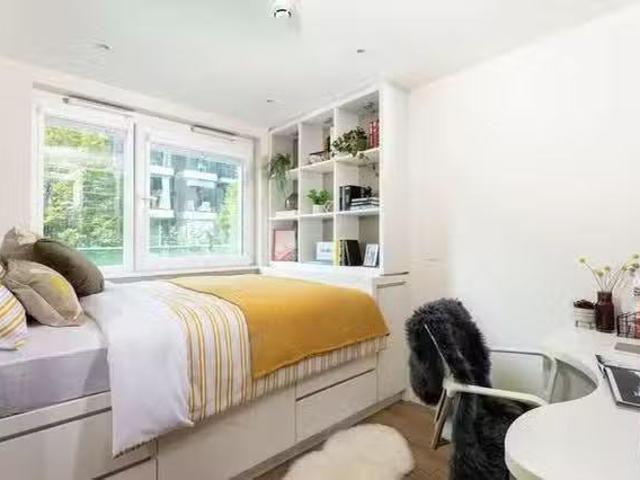 Drapery Place Ensuite Extra Large Highest Double
