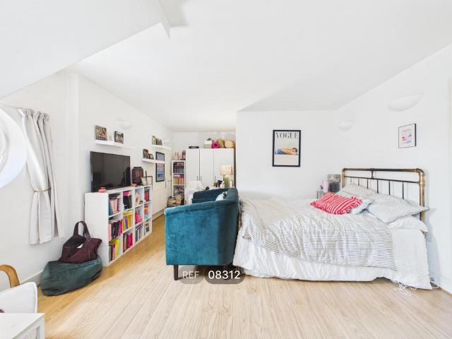 Drapers Court, Kingsway Square. Studio to rent £1,650 pcm £381 pw
