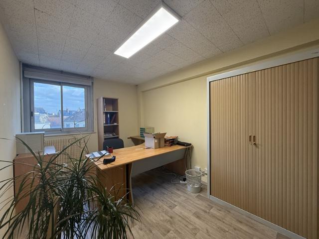 DREUX CENTRE VILLE LOCAL PROFESSIONNEL OU APPARTEMENT 99 m2 + 2 PARKINGS