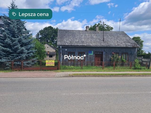 Drewniany dom z dużą działką i budynkami gospodarczo rolnymi