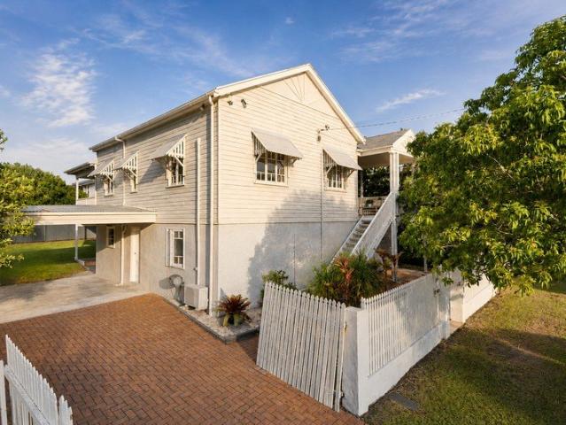 Renovated 2 Level Queenslander With Dual Living Space Downstairs