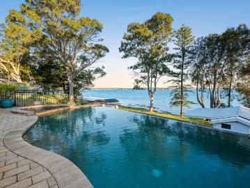 Dream Waterfront Entertainer with Infinity Pool