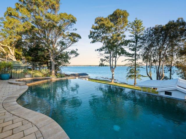 Dream Waterfront Entertainer with Infinity Pool