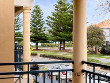 Dream coastal living in a sought after Wannanup village mews