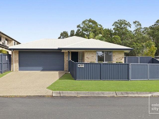 Dream Family Home  Moments to Lake, Parks & Playgrounds