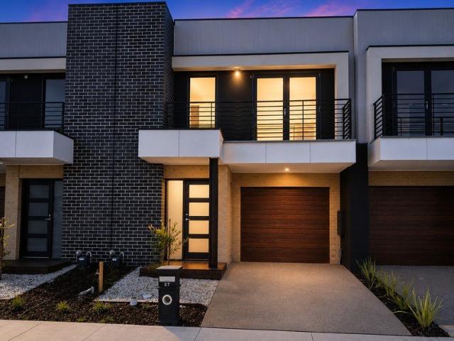 Dream Home with Park and Water Views Frontage No body Corp