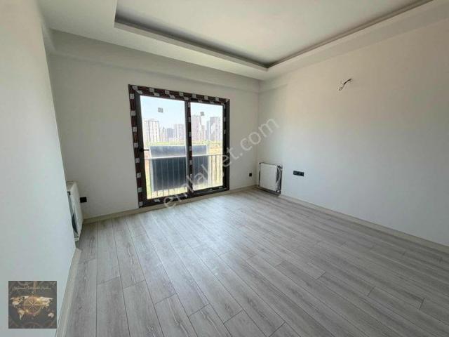 Dream Home'dan Eski Mezitli Aylık Ödeme B.mutfak Kiralık 2,5+1