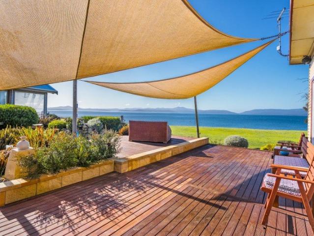 Dream Location Single Level Living Adjoining the Waterfront Reserve