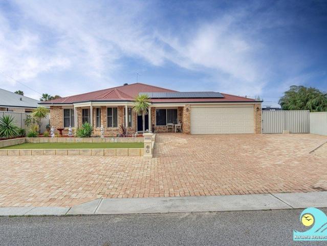 DREAM SETUP FOR TRADIES, MECHANICS, HOBBYISTS & FAMILIES 906M2 BLOCK, 2 DRIVEWAYS, 2 GARAGES, SECURE PARKING, POOL, SPACIOUS FAMILY HAVEN!