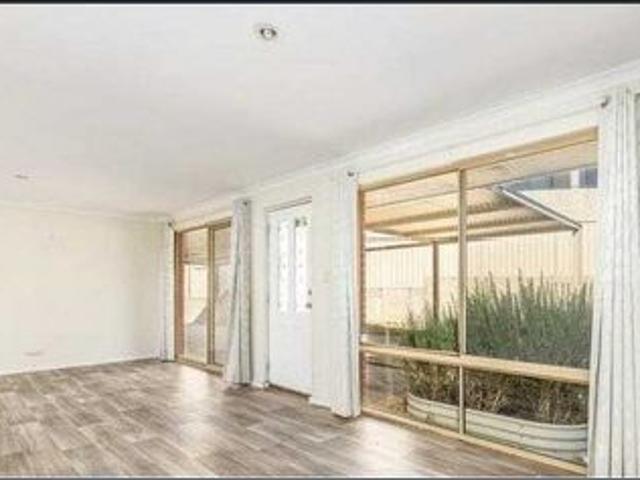 Dreaming of a 5 bedroom home only a short drive to the estuary in Australind? Look no further!