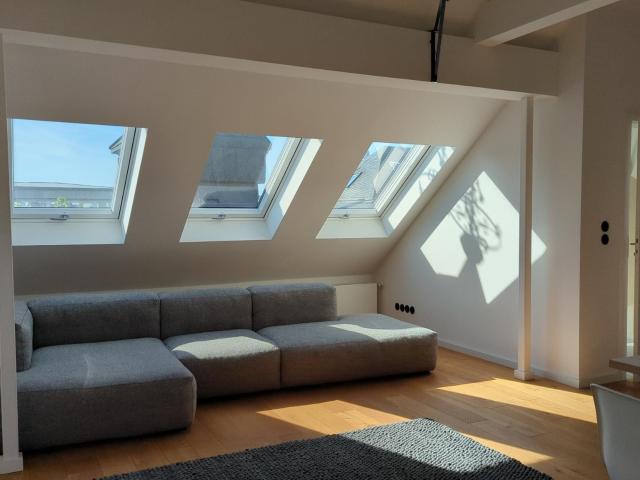 Dreamlike living in the heart of Frankfurt: Bright 2 room attic apartment in top location with lush light incidence