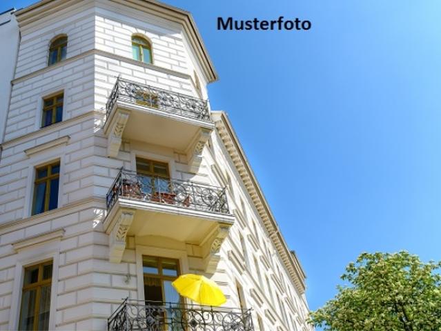 Drei Familien Terrassenhaus mit Garagen