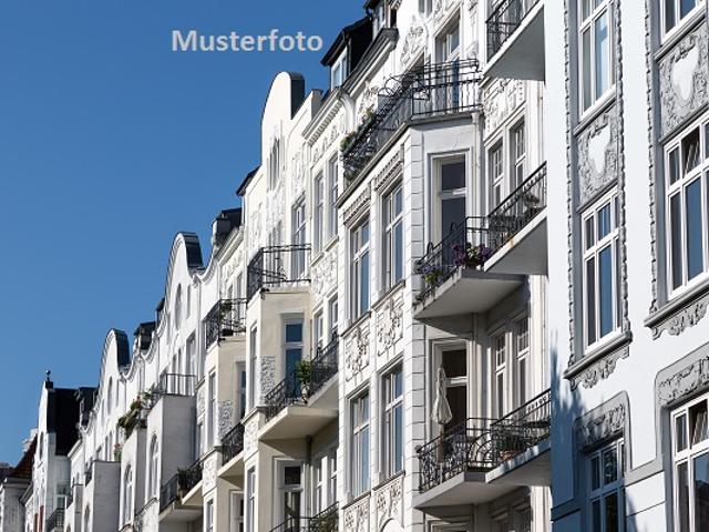 Drei Familien Terrassenhaus mit Garagen