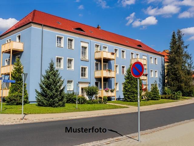 Drei Familien Terrassenhaus mit Garagen