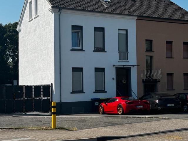 Drei Familienhaus mit Garten und Einfahrt ✅