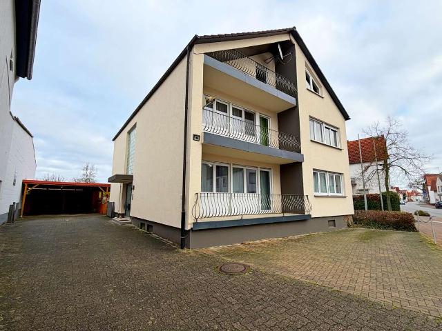 Drei Familienhaus mit Doppelgarage, Carports und Garten zur sofortigen Nutzung
