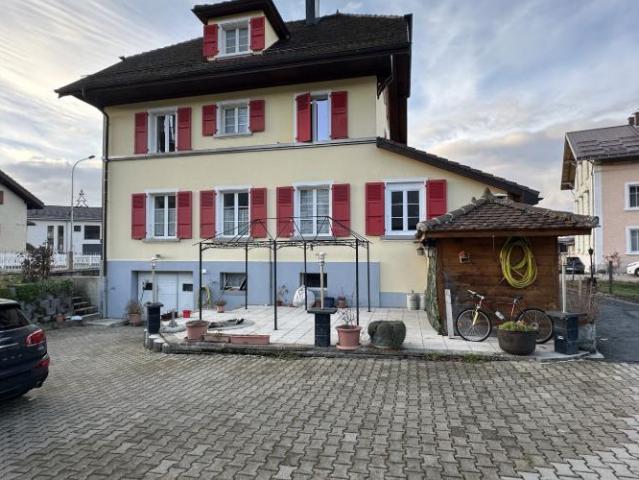 Drei Parteien Haus im Zentrum des Dorfes L'Orient