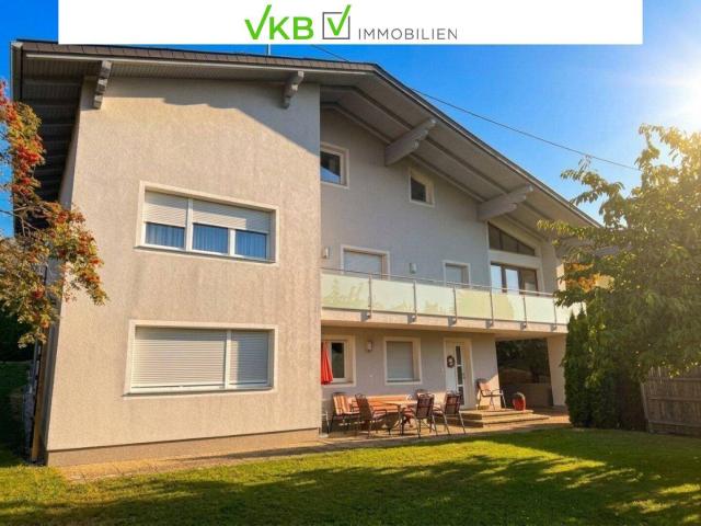 „Drei Wohnungen – ein Zuhause: Großzügiges Mehrfamilienhaus mit Pool, Sauna & Fernblick“
