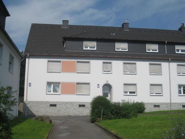 DREI ZIMMER WOHNUNG MIT BALKON