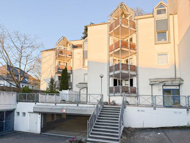 drei Zimmer zwei Tiefgaragenstellplätze