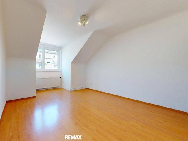 Drei Zimmer Dachgeschoß Wohnung in U Bahn und S Bahn Nähe