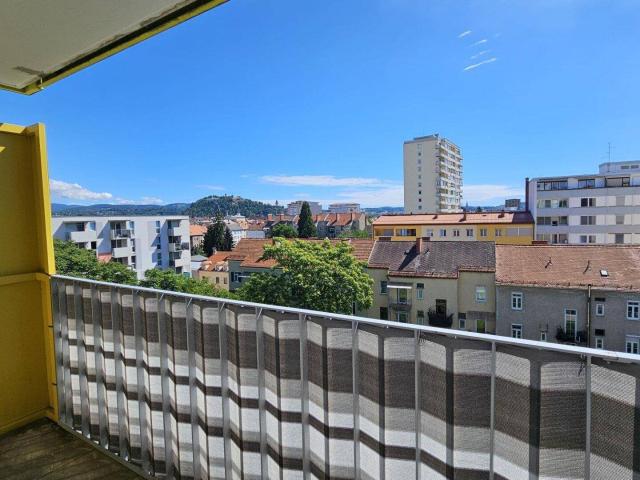 Drei Zimmer Genossenschaftswohnung mit Balkon