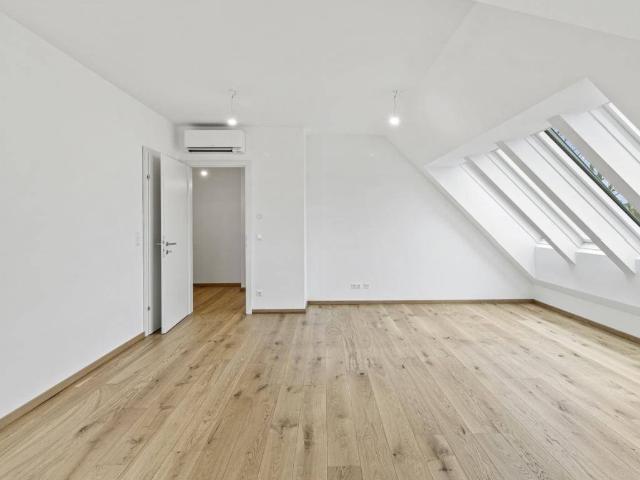 DREI Zimmer im DG mit DACHTERRASSE + inkl. KÜCHE