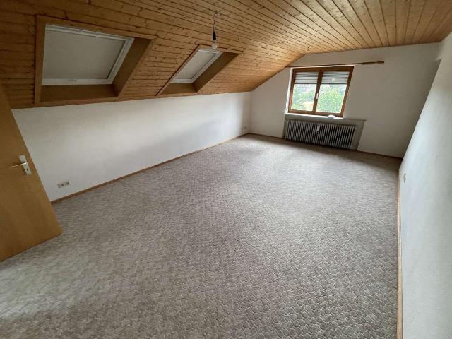 Drei Zimmer in Ühlingen Birkendorf: Gepflegte Dachgeschosswohnung mit Platz