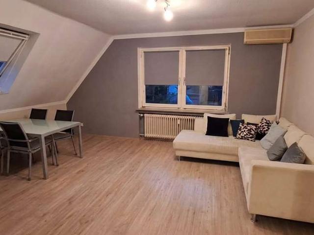 Drei Zimmer in Hilden: Dachgeschosswohnung mit Potenzial