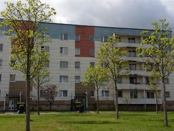 Drei Zimmer, Küche und Bad mit Fenster, Balkon