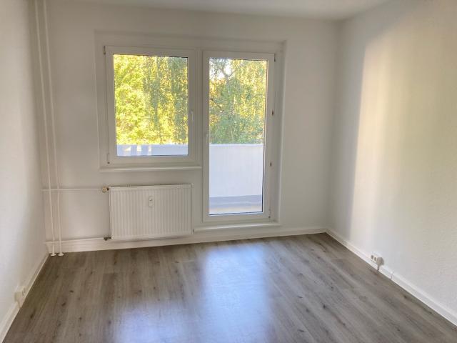 Drei Zimmer mit Balkon. !