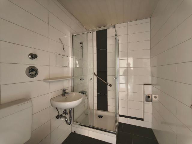 DREI ZIMMER mit MODERNEM DUSCHBAD