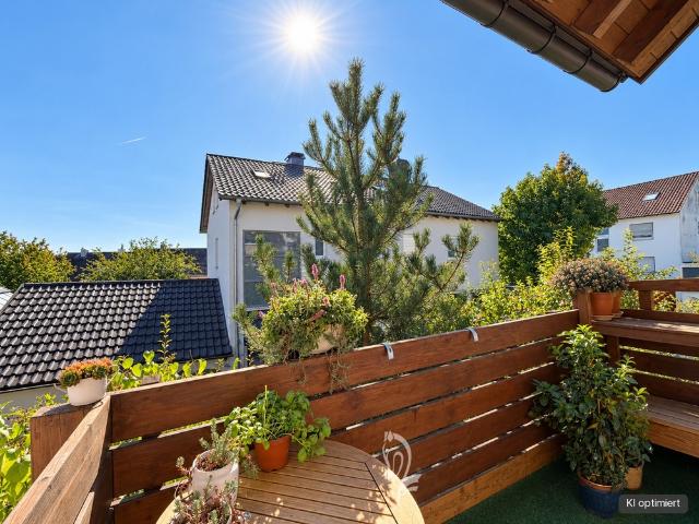 Drei Zimmer mit Südbalkon Gepflegte Eigentumswohnung mit Stellplatz und Kellerraum in ruhiger Lage
