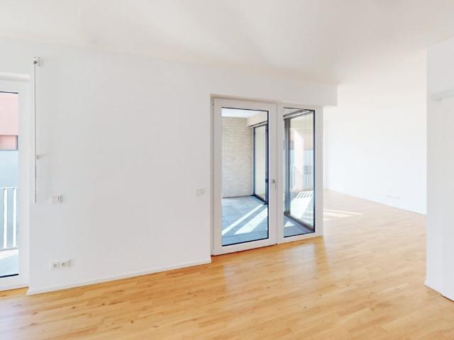 Dreifacher Freiraum: Moderne 3 Zimmer Wohnung mit Loggia, Balkon und Terrasse