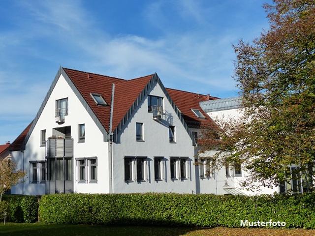 Dreifamilienhaus mit Terrassen, Garten und Stellplatzflächen