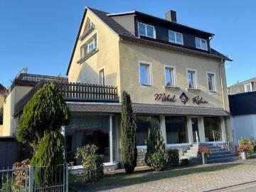 Dreifamilienhaus mit vielfältigen Gewerbemöglichkeiten im Erdgeschoss