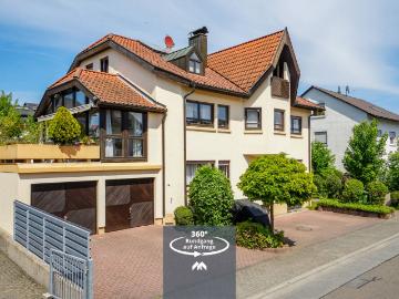 Dreifamilienhaus mit einer Doppelgarage und Außenstellplätzen!