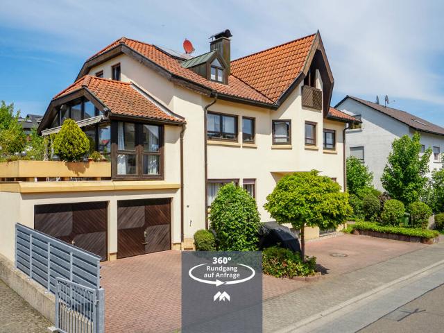 Dreifamilienhaus mit einer Doppelgarage und Außenstellplätzen!