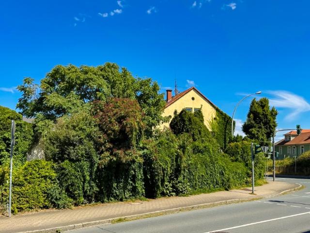 Dreifamilienhaus mit grünem Versteck!